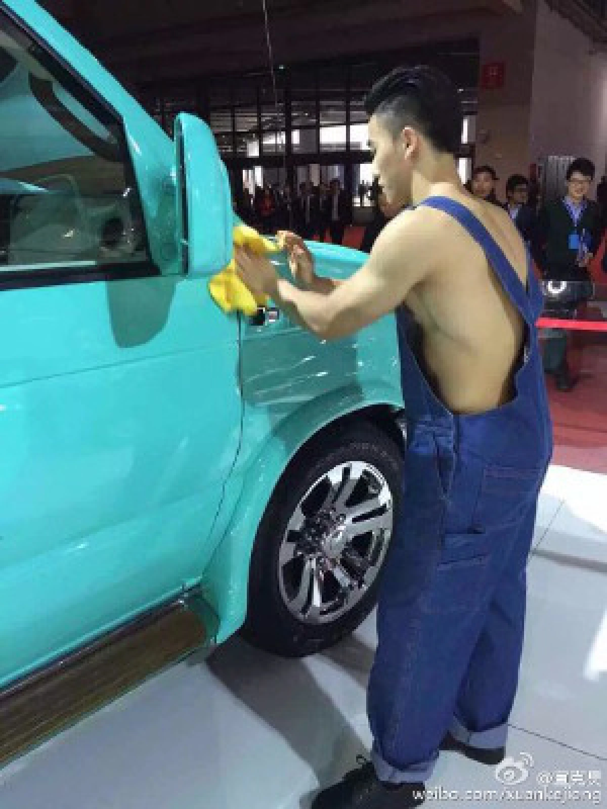 พริตตี้จีนแต่งขอทานประท้วงรัฐสั่งแบนในงานมอเตอร์โชว์-ทำตกงาน