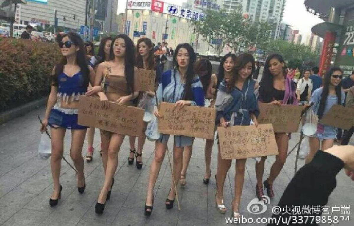 พริตตี้จีนแต่งขอทานประท้วงรัฐสั่งแบนในงานมอเตอร์โชว์-ทำตกงาน