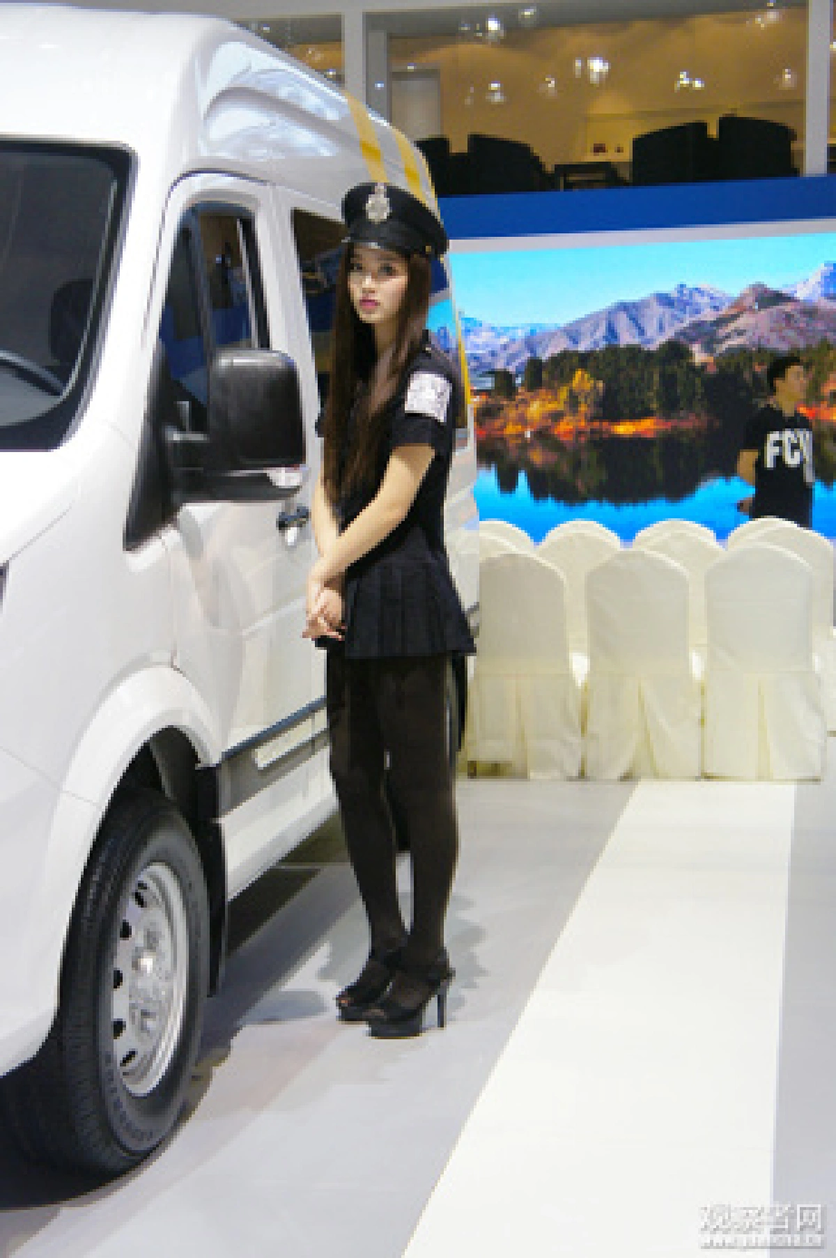 พริตตี้จีนแต่งขอทานประท้วงรัฐสั่งแบนในงานมอเตอร์โชว์-ทำตกงาน