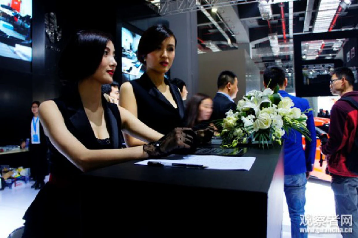 พริตตี้จีนแต่งขอทานประท้วงรัฐสั่งแบนในงานมอเตอร์โชว์-ทำตกงาน