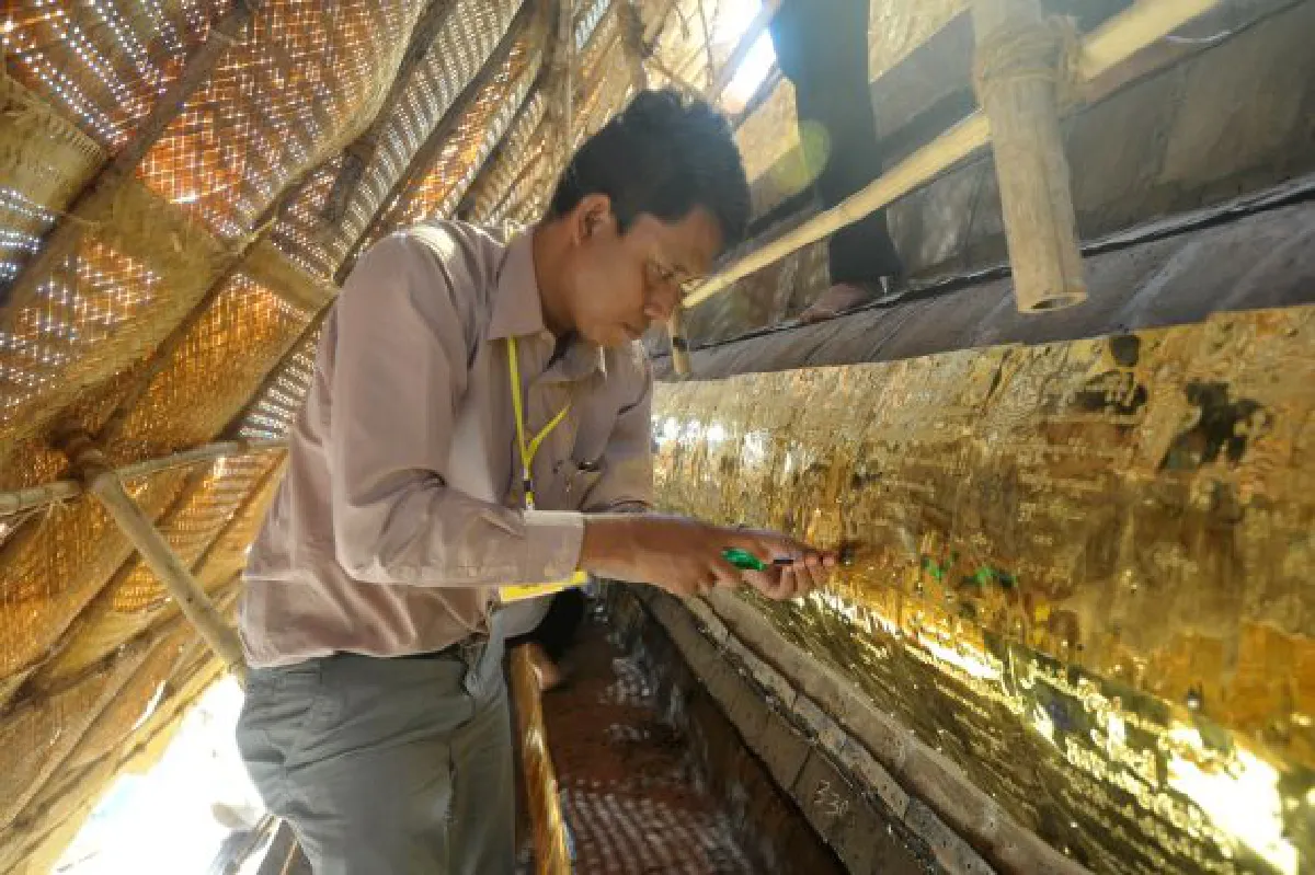 Myanmar's Shwedagon pagoda: Gold covering