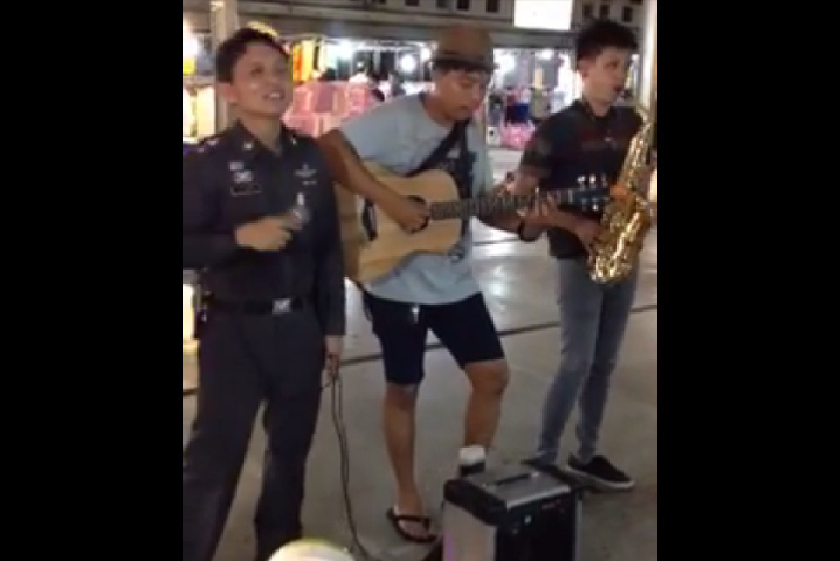 ตร.กระทุ่มแบนร้องเพลงเปิดหมวกระดมเงินช่วยชาวเนปาล ตร.กระทุ่มแบนร้องเพลงเปิดหมวกระดมเงินช่วยชาวเนปาล