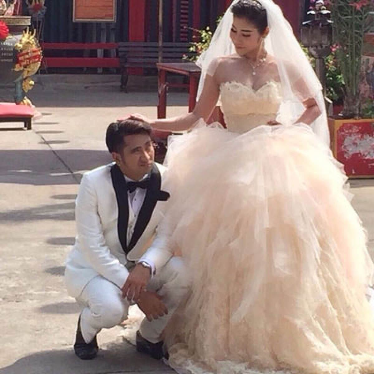 "บอล เชิญยิ้ม"เผยภาพพรีเวดดิ้งหวานปนฮา!!