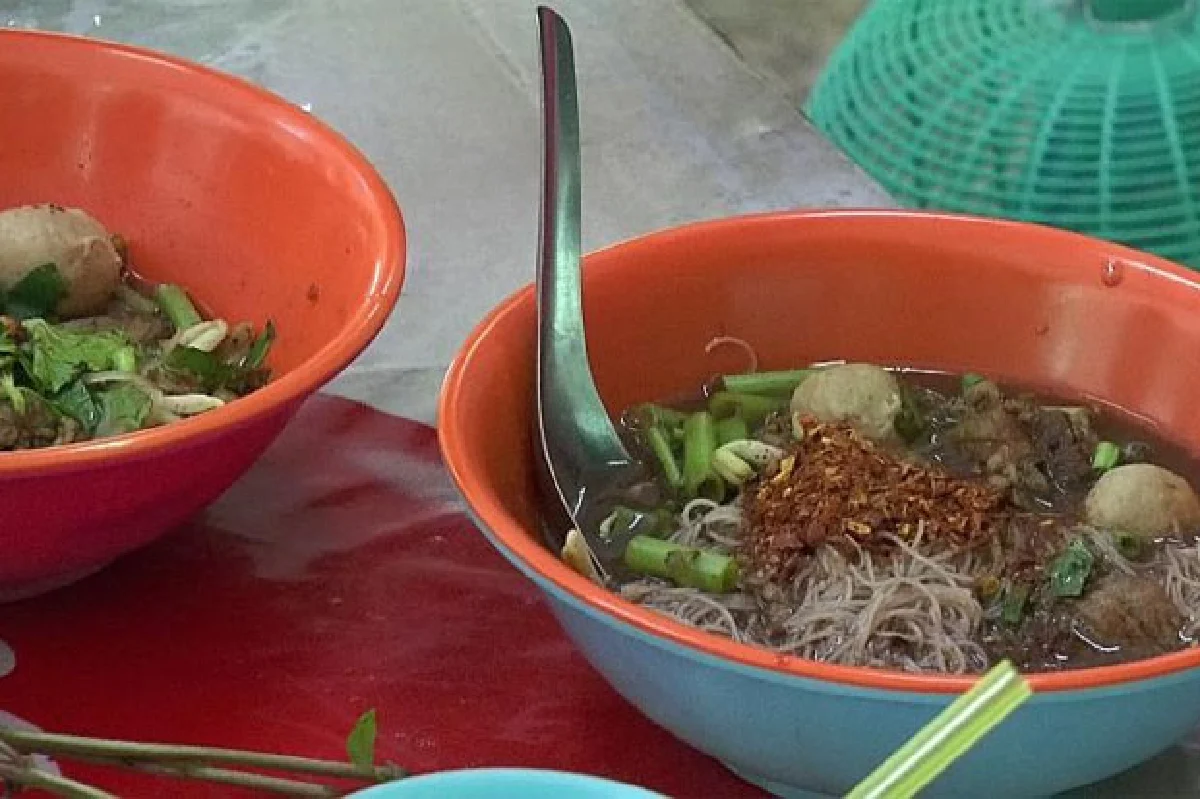 ก๋วยเตี๋ยว 10 บาทขวัญใจรากหญ้า