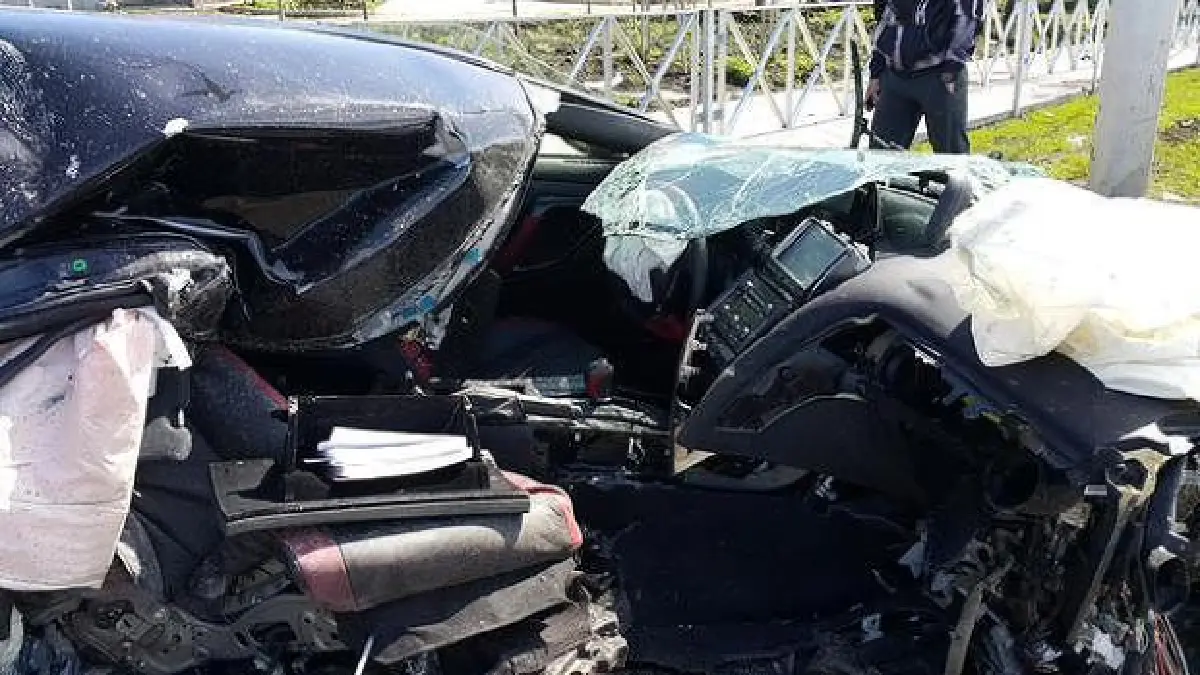 รอดได้ไง!?นักบอลรัสเซียซิ่งเก๋งชนเสาไฟหักโค่น (ชมคลิป)