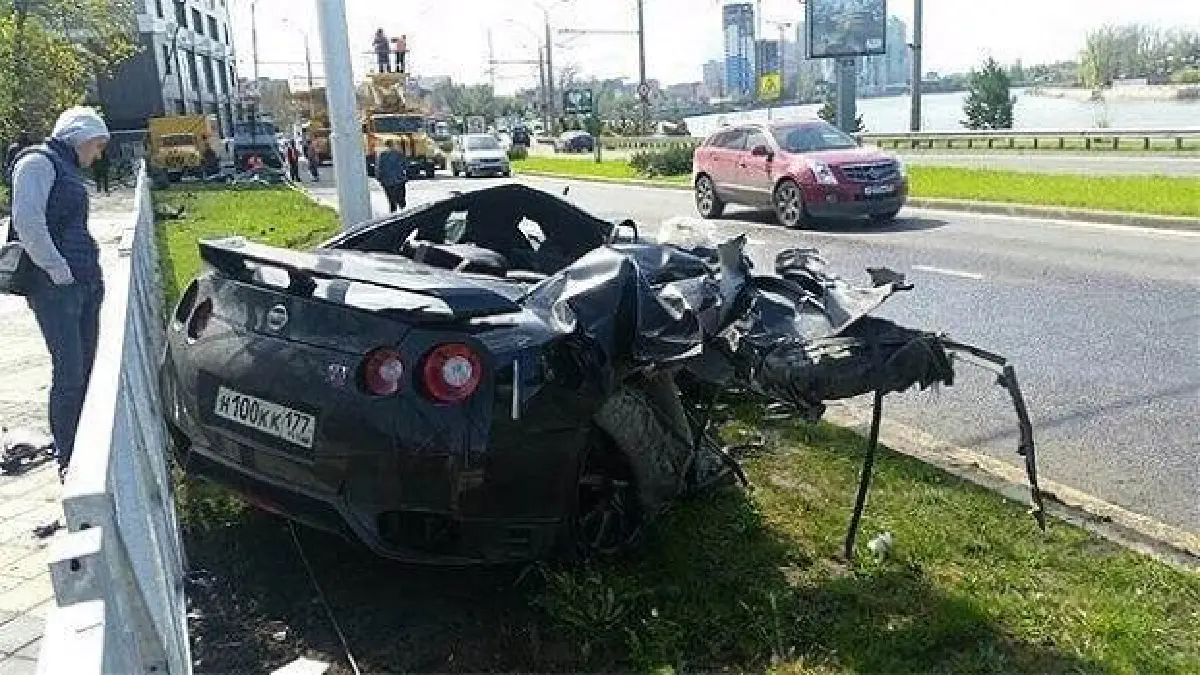 รอดได้ไง!?นักบอลรัสเซียซิ่งเก๋งชนเสาไฟหักโค่น (ชมคลิป)