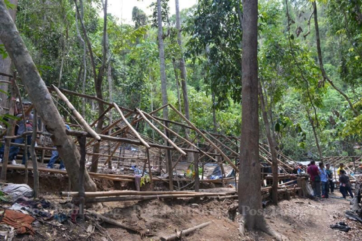 Border camp horrors revealed, official arrested (UPDATED)