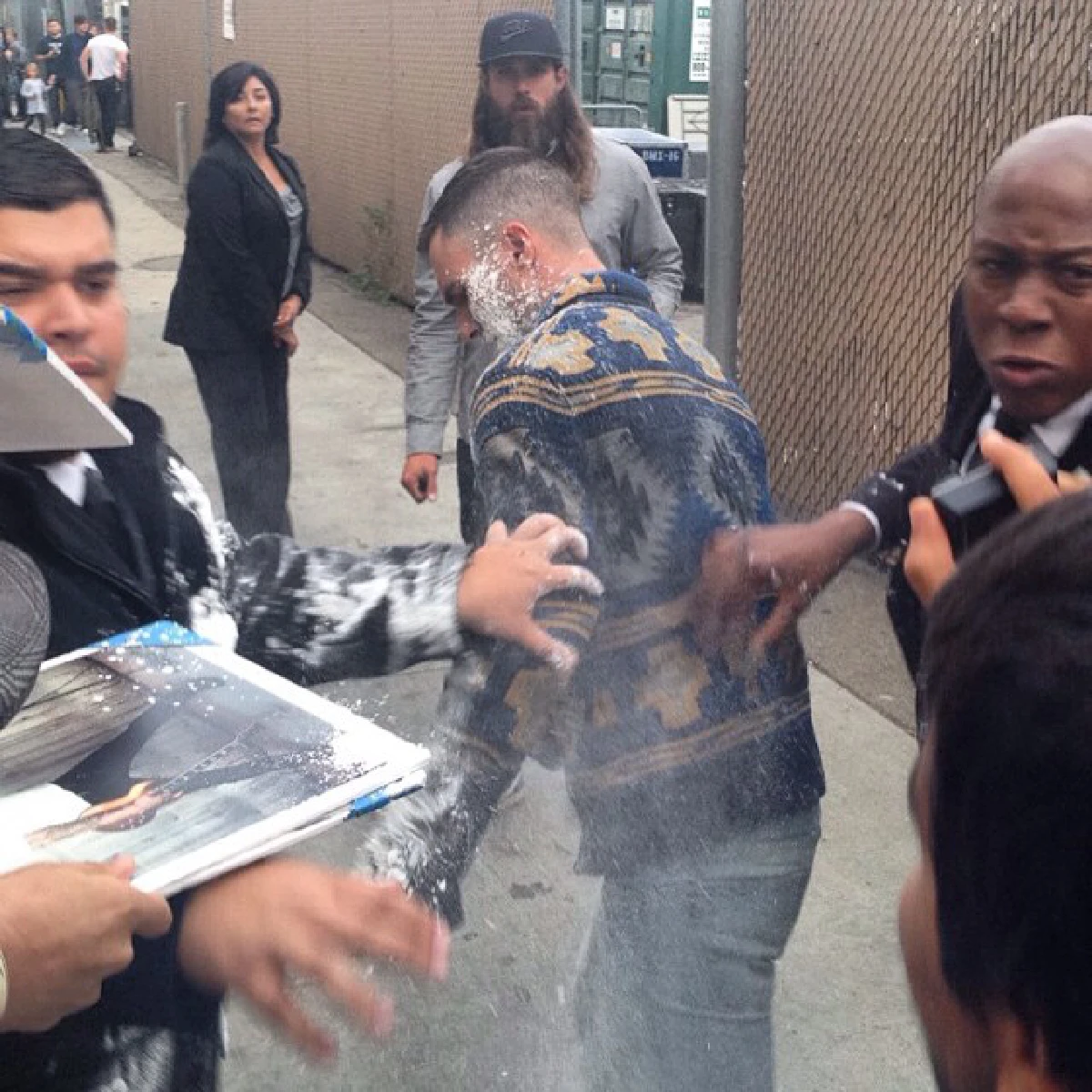 แฟนคลับฉุน!"อดัม เลอวีน"ถูกมือดีปาน้ำตาลไอซิ่งใส่หน้า