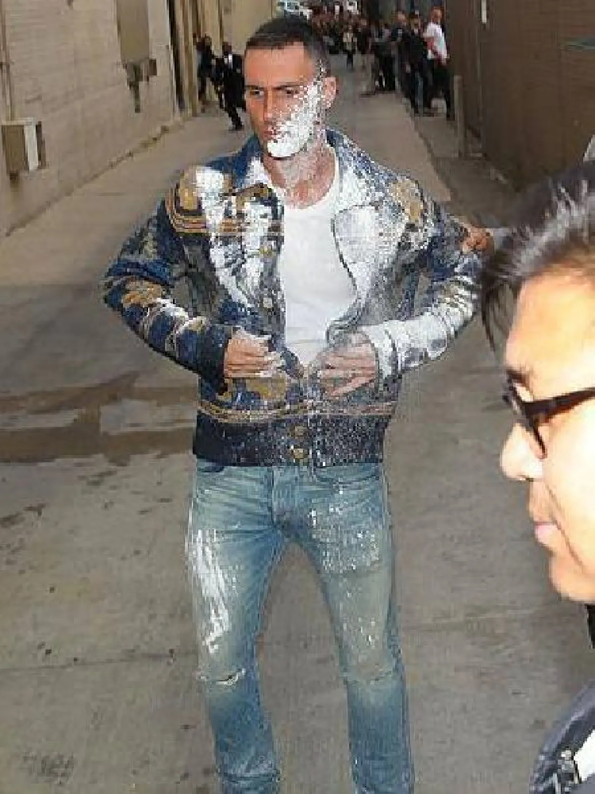 แฟนคลับฉุน!"อดัม เลอวีน"ถูกมือดีปาน้ำตาลไอซิ่งใส่หน้า