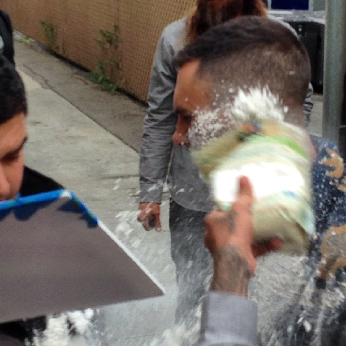 แฟนคลับฉุน!"อดัม เลอวีน"ถูกมือดีปาน้ำตาลไอซิ่งใส่หน้า