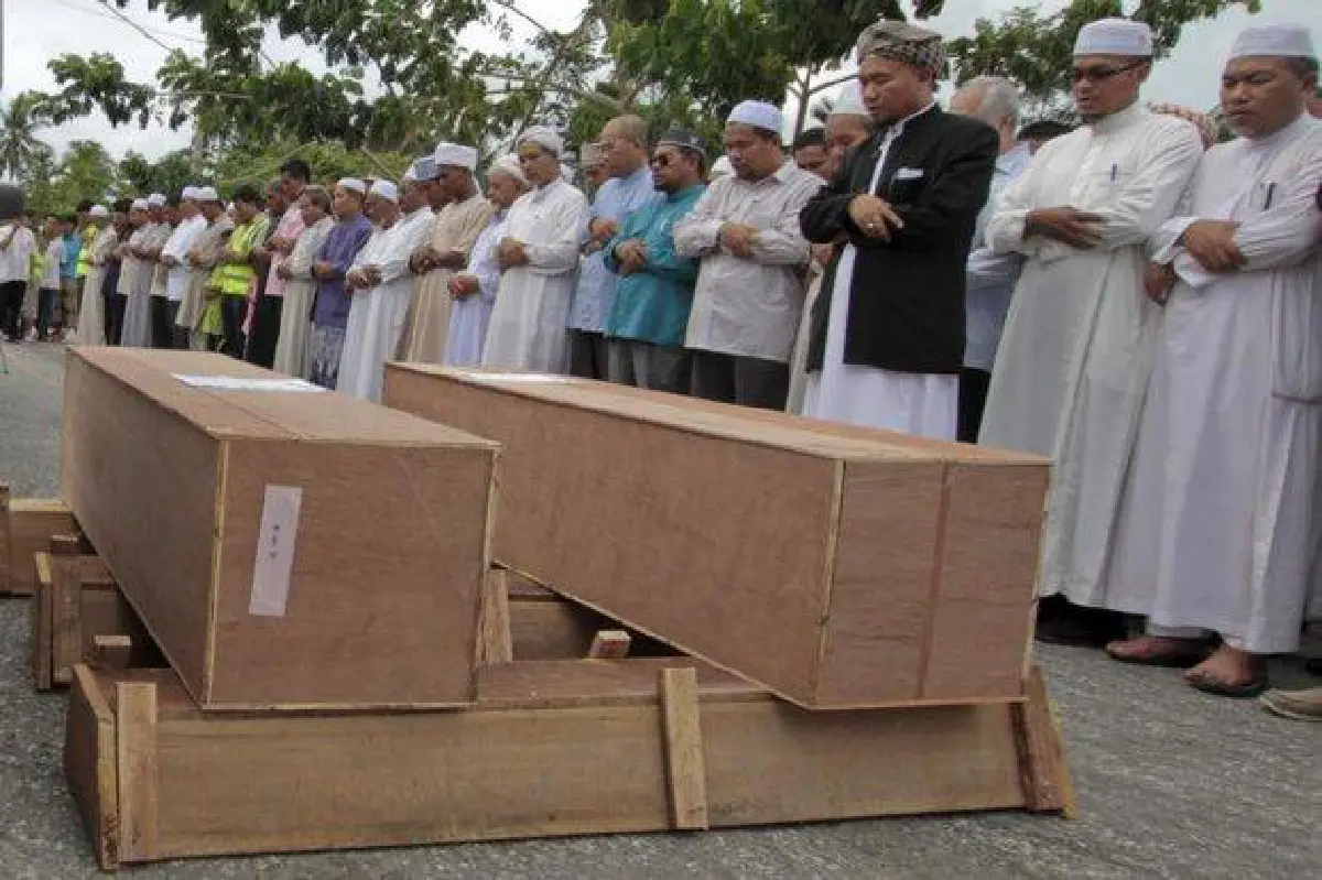 2,000 boat people swim ashore in Malaysia & Indonesia
