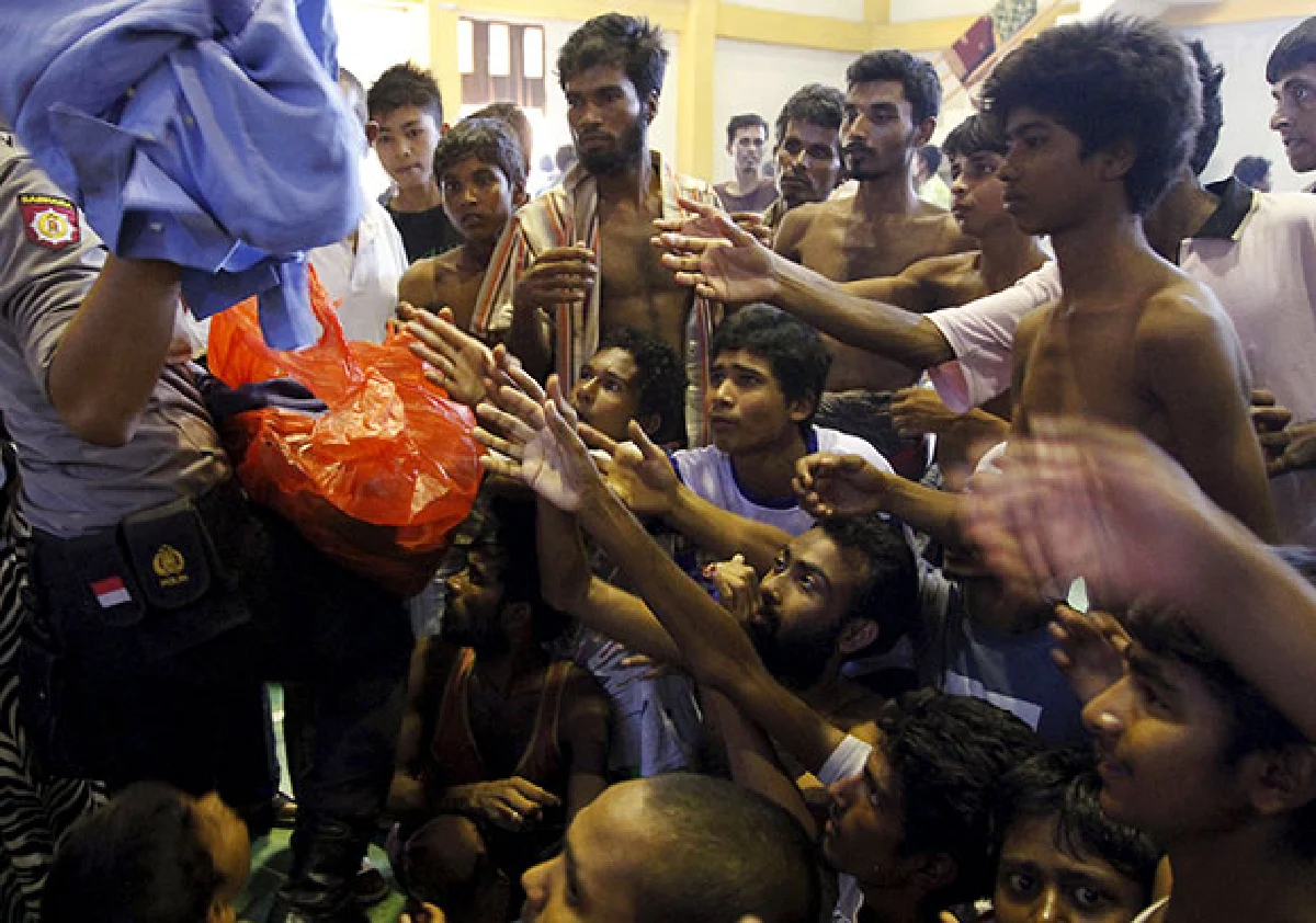 2,000 boat people swim ashore in Malaysia & Indonesia