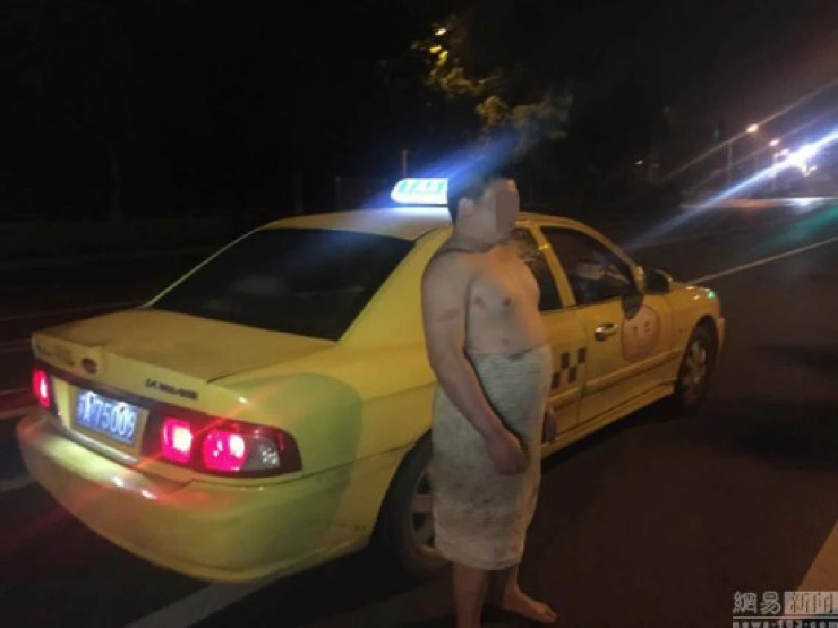หนักไปหน่อย!ชายจีนเมาปลิ้น-แก้ผ้าเดินโทงเทงกลางถนน