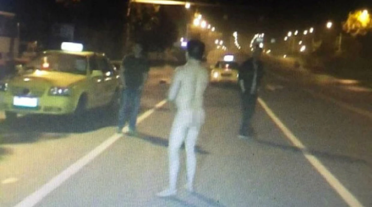 หนักไปหน่อย!ชายจีนเมาปลิ้น-แก้ผ้าเดินโทงเทงกลางถนน