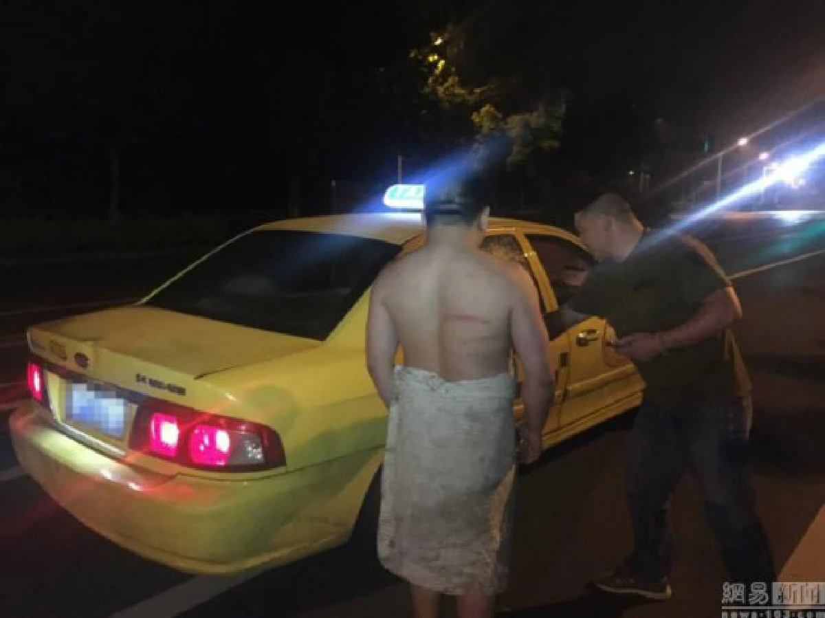 หนักไปหน่อย!ชายจีนเมาปลิ้น-แก้ผ้าเดินโทงเทงกลางถนน