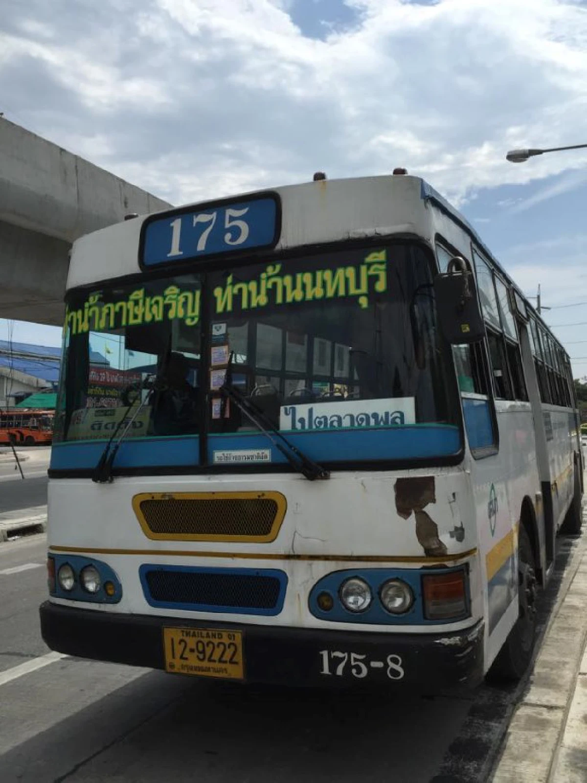ชื่นชม!รถเมล์ใจดีแจกพัดคลายร้อนให้ผู้โดยสาร