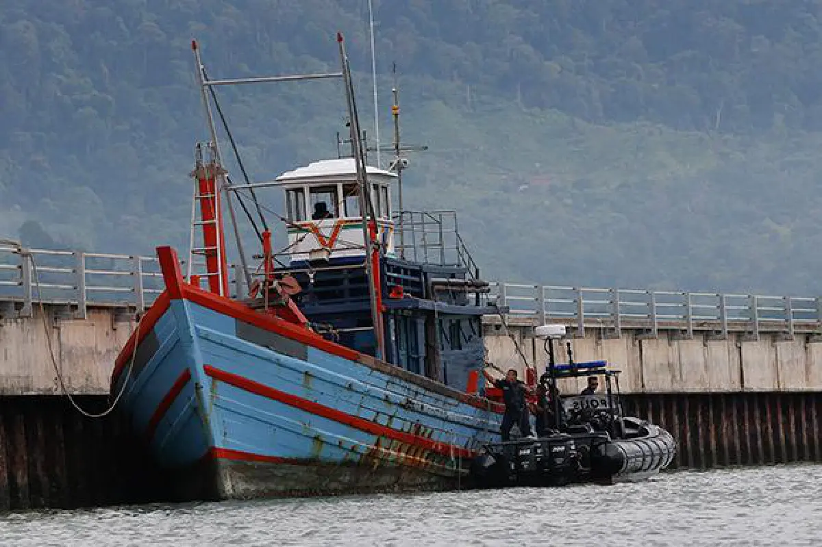Boat people pushed out to sea by Malaysia & Indonesia