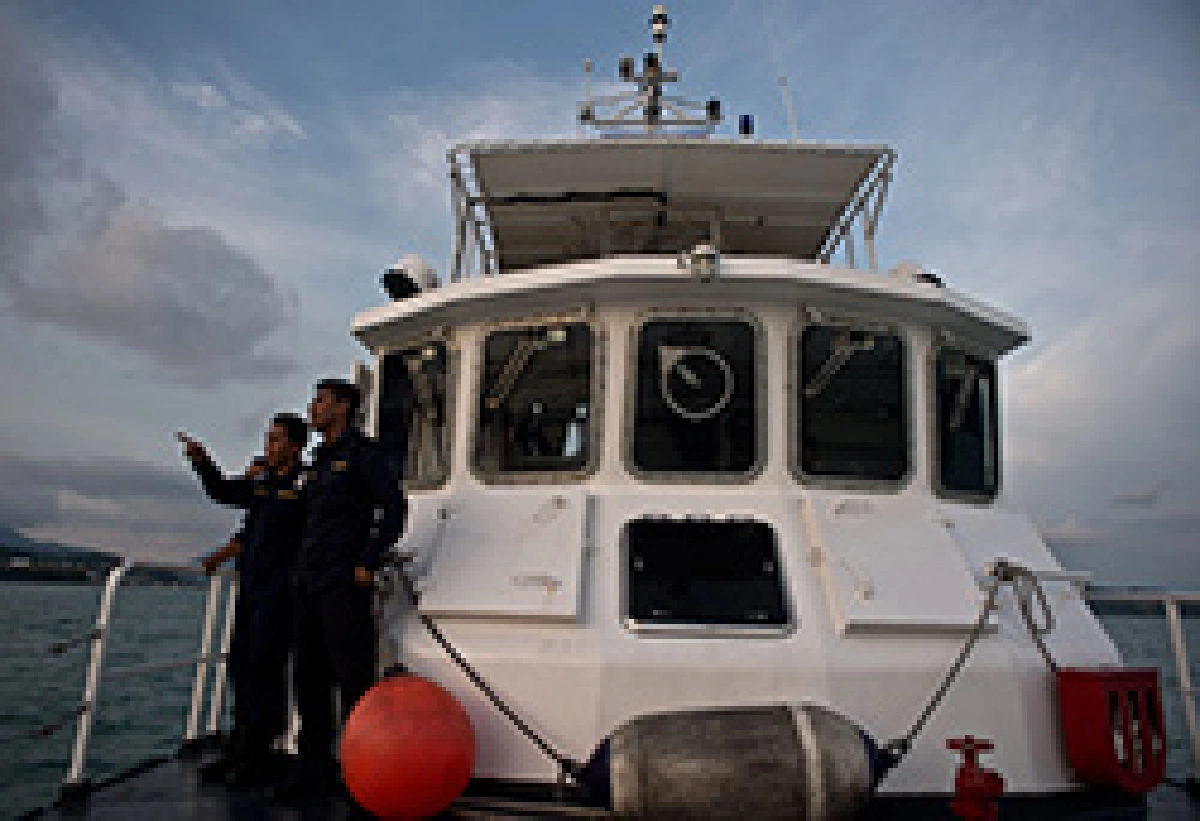 Boat people pushed out to sea by Malaysia & Indonesia