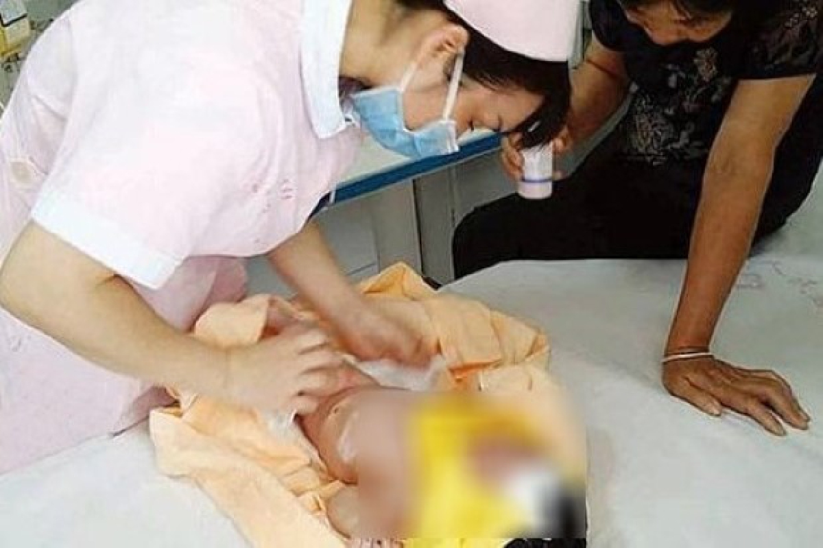 ทารกจีนรอดปาฏิหาริย์ หลังถูกจับฝังทั้งเป็น8วัน ทารกจีนรอดปาฏิหาริย์ หลังถูกจับฝังทั้งเป็น8วัน
