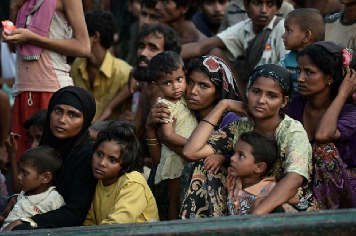 Navy pushes migrants out to sea; others rescued (UPDATED)