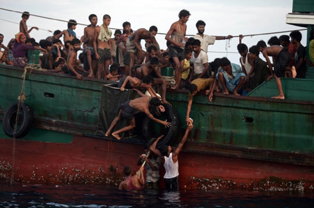 Navy pushes migrants out to sea; others rescued (UPDATED)