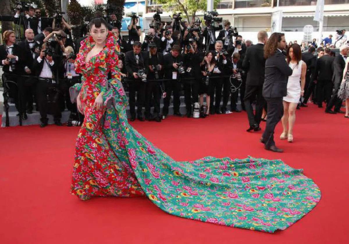 ชาวจีนเย้ย!"จางซินอวี่"ใส่ผ้าม่านไปโชว์คานส์