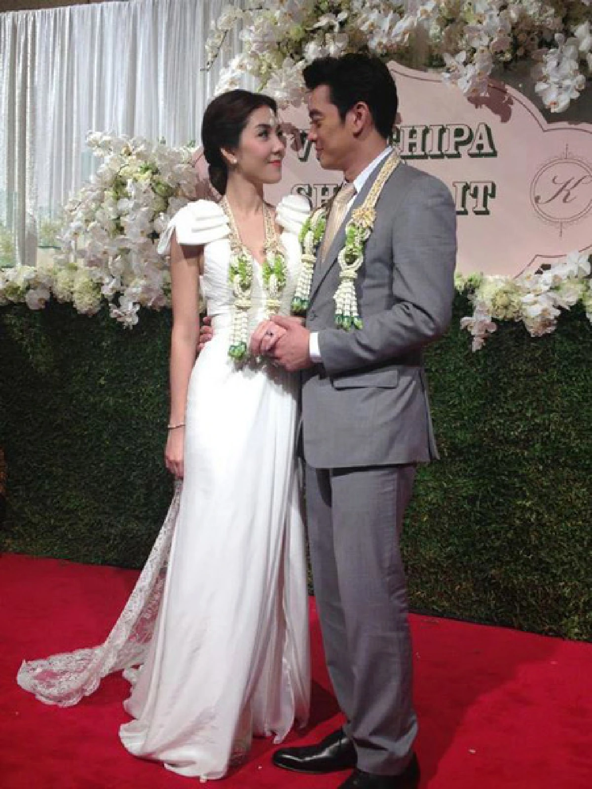 ส่อง!ชุดเจ้าสาวซุปตาร์ สวยเลอค่าวิวาห์อลังการ