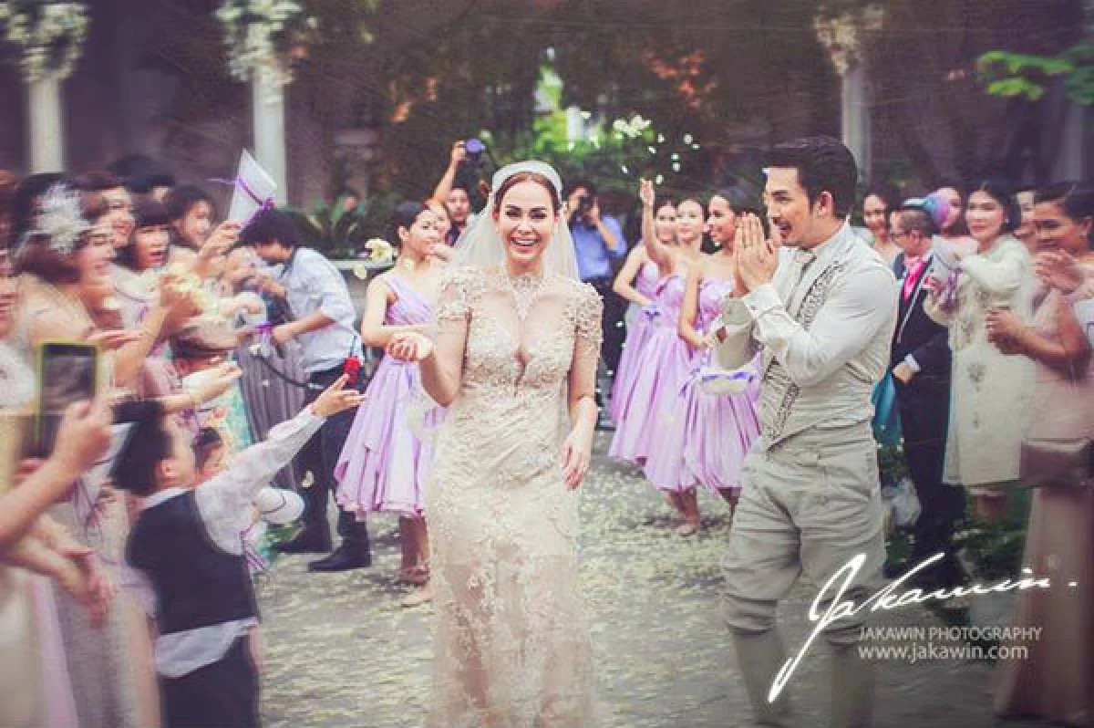 ส่อง!ชุดเจ้าสาวซุปตาร์ สวยเลอค่าวิวาห์อลังการ