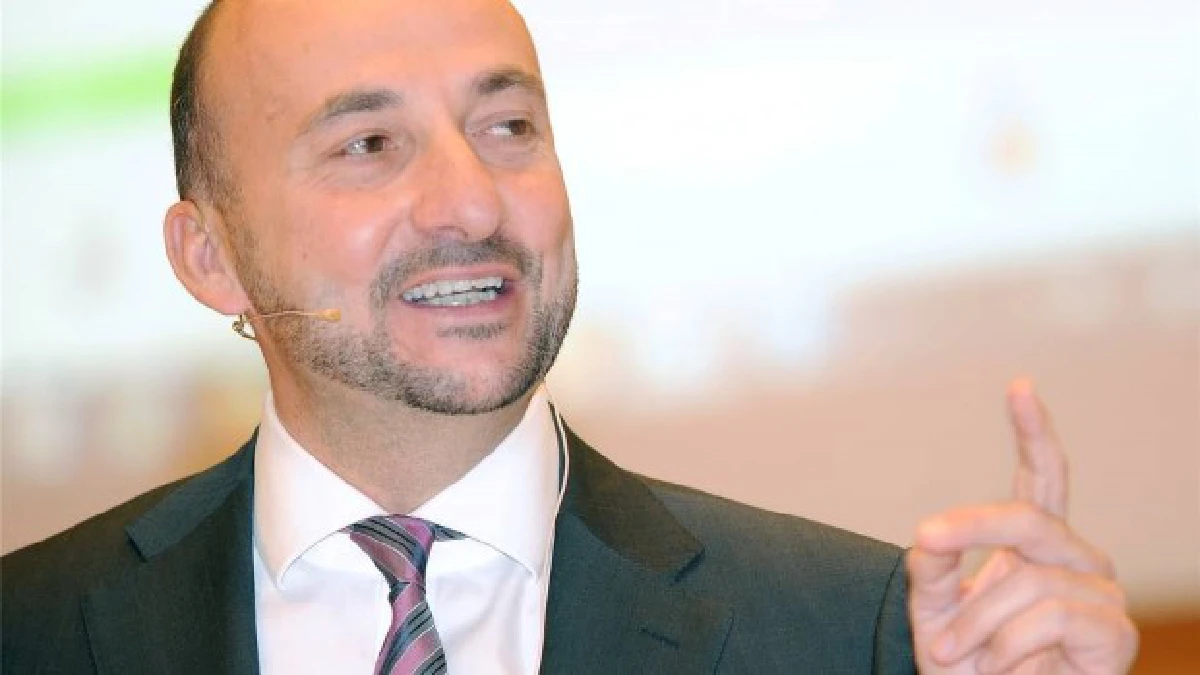 ชื่นมื่น!นายกฯลักเซมเบิร์กจูงมือแฟนหนุ่มเข้าพิธีแต่งงาน