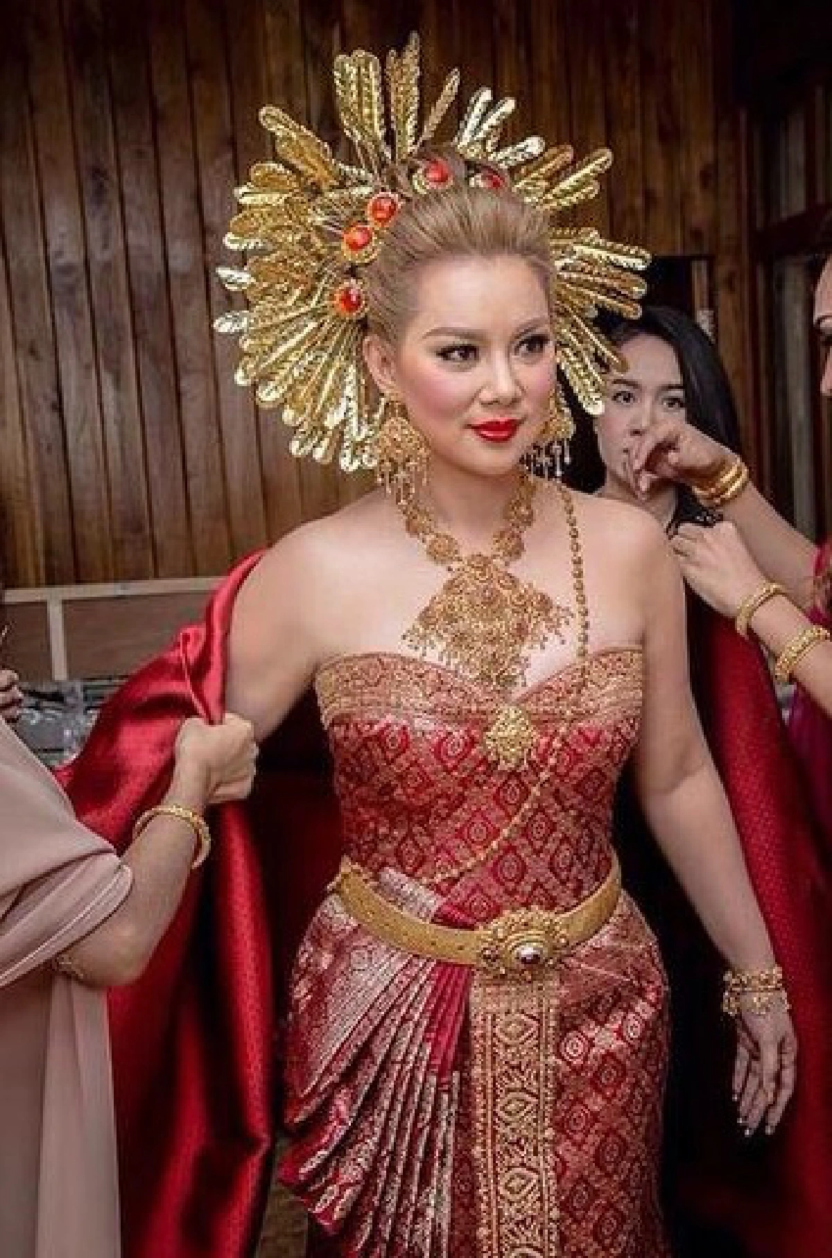 ส่อง!ชุดเจ้าสาวซุปตาร์ สวยเลอค่าวิวาห์อลังการ