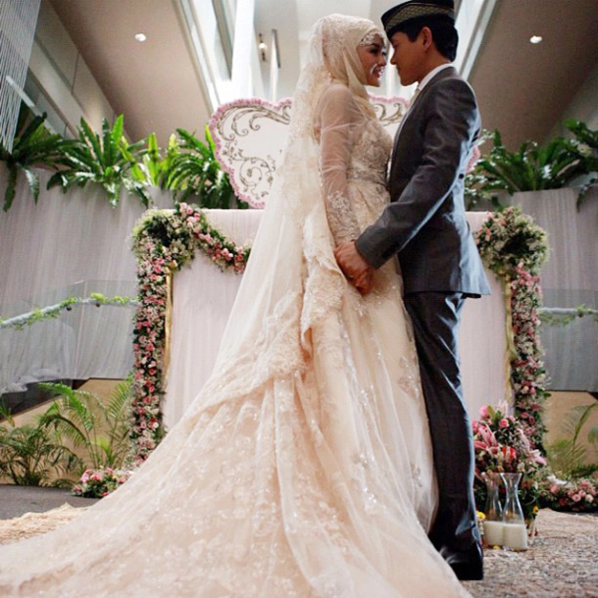 ส่อง!ชุดเจ้าสาวซุปตาร์ สวยเลอค่าวิวาห์อลังการ