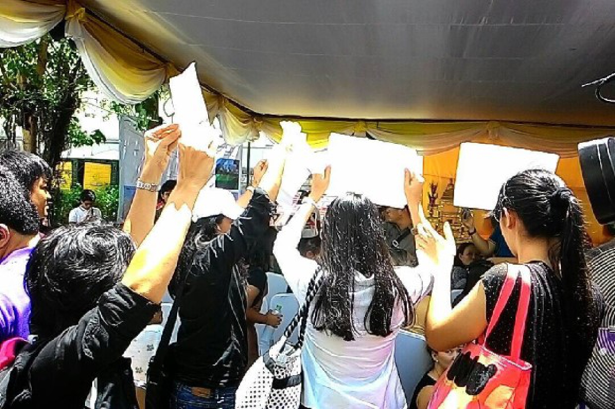 กลุ่มต้านรธน.โผล่ชูป้ายโจมตีขณะบวรศักดิ์ปาฐกถา กลุ่มต้านรธน.โผล่ชูป้ายโจมตีขณะบวรศักดิ์ปาฐกถา