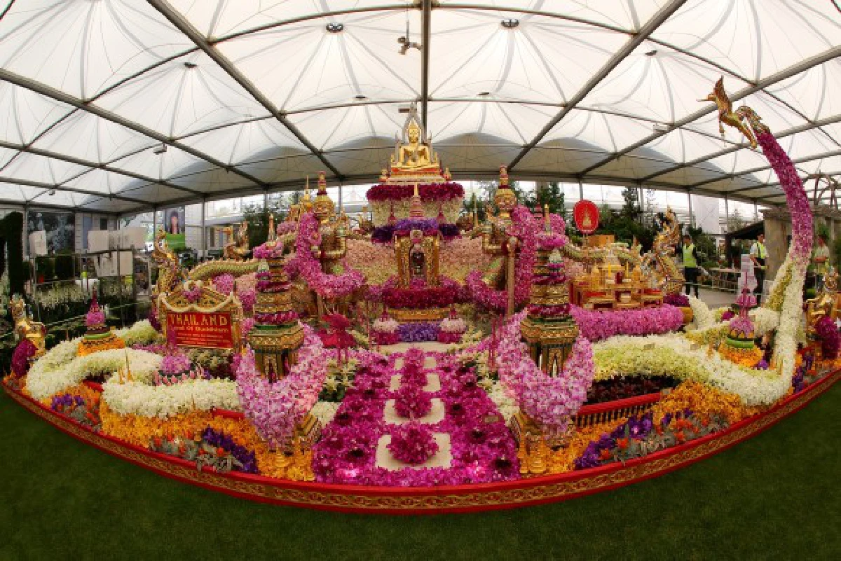 ควีนเอลิซาเบธฯเสด็จทอดพระเนตรสวนไทยในงานเชลซีฟลาวเวอร์โชว์