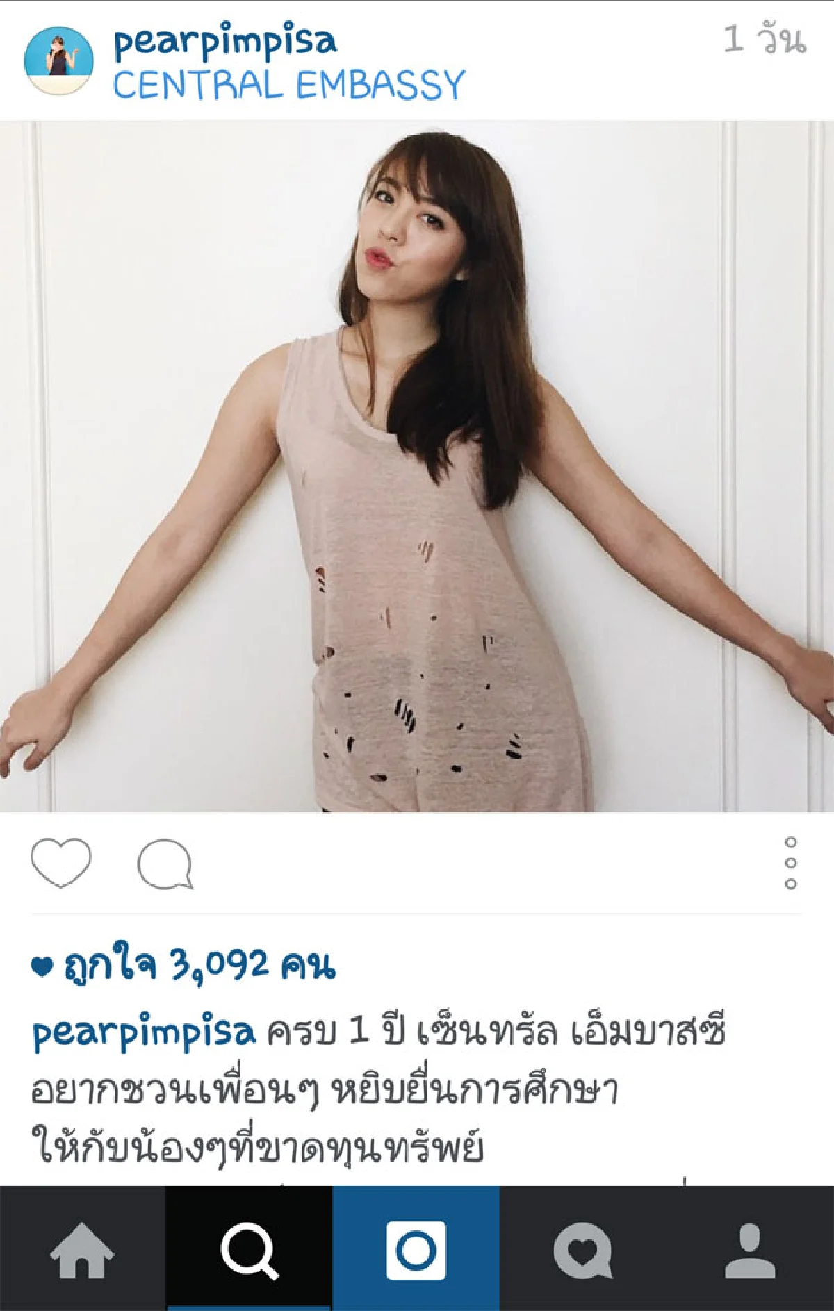 ฮิตหนักมาก!! ท่าจับมือสื่อรัก ฉลองเบิร์ธเดย์ 1 ปี เซ็นทรัล เอ็มบาสซี