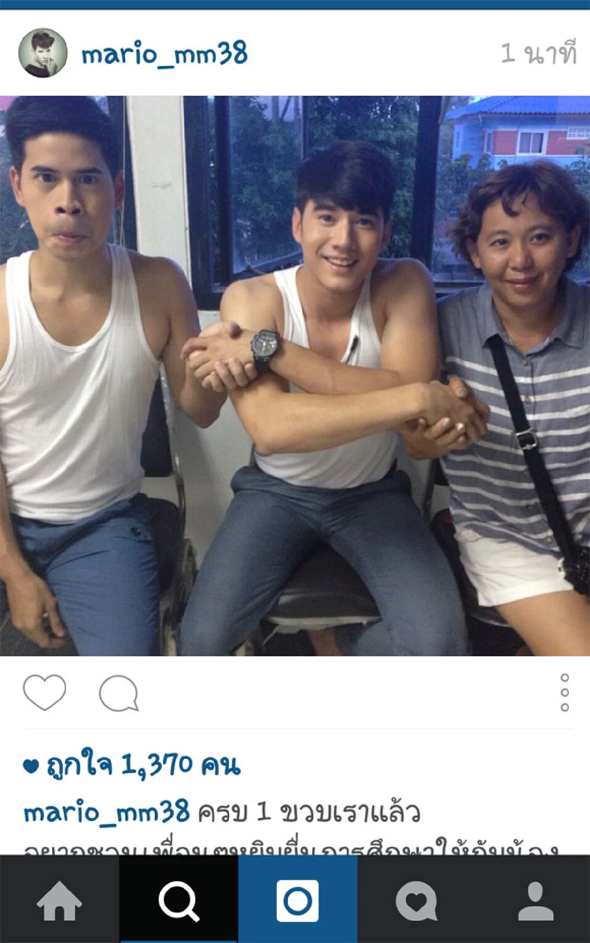 ฮิตหนักมาก!! ท่าจับมือสื่อรัก ฉลองเบิร์ธเดย์ 1 ปี เซ็นทรัล เอ็มบาสซี