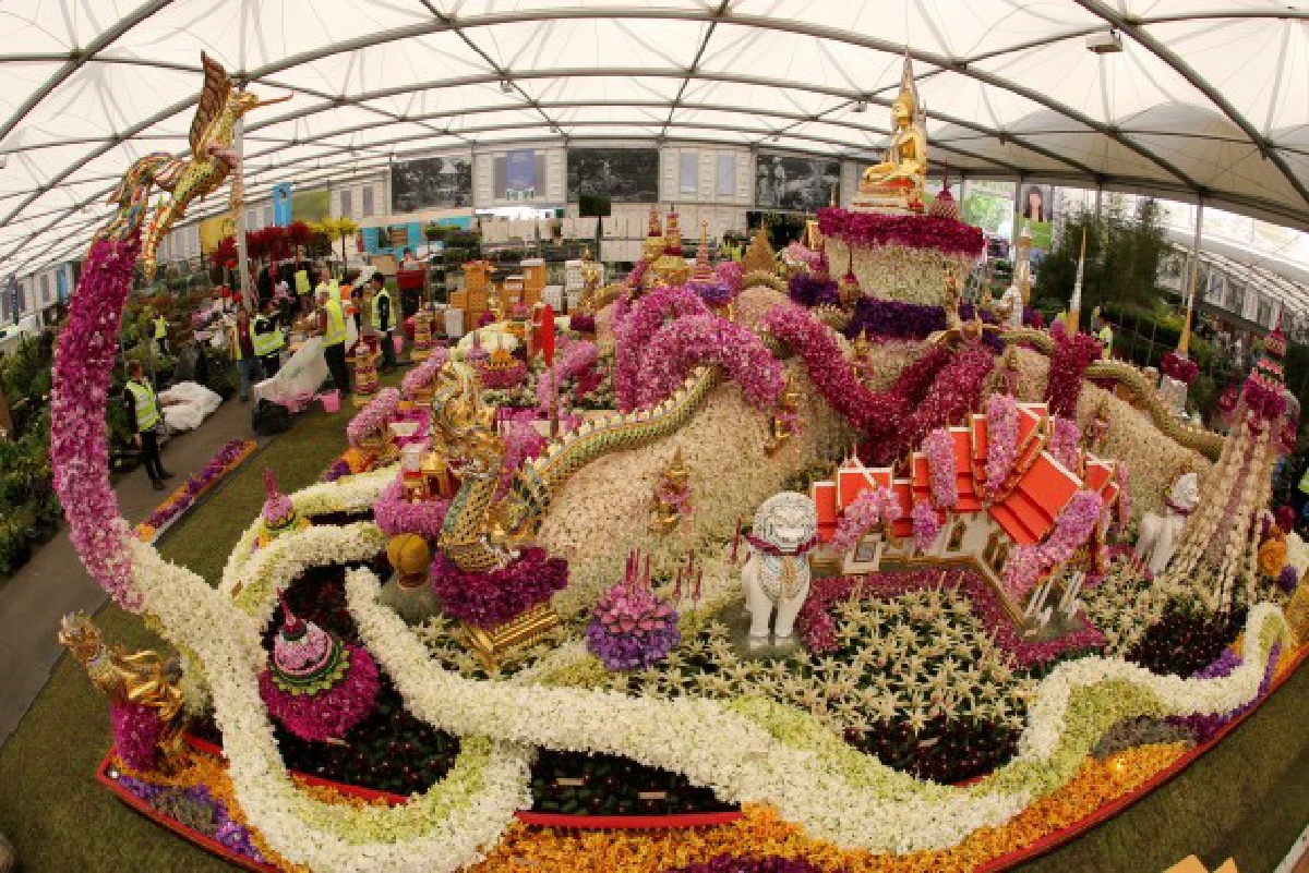 ควีนเอลิซาเบธฯเสด็จทอดพระเนตรสวนไทยในงานเชลซีฟลาวเวอร์โชว์