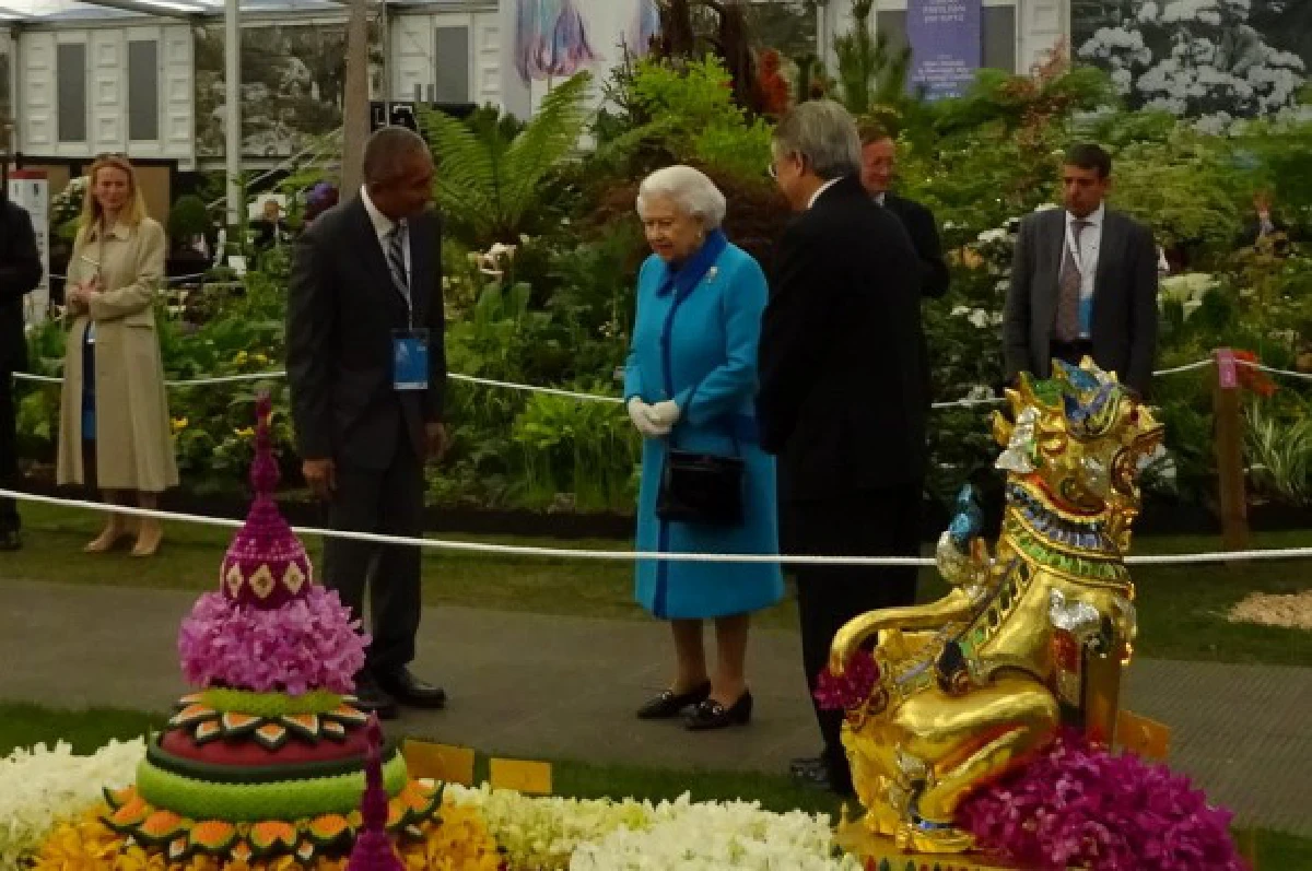 ควีนเอลิซาเบธฯเสด็จทอดพระเนตรสวนไทยในงานเชลซีฟลาวเวอร์โชว์