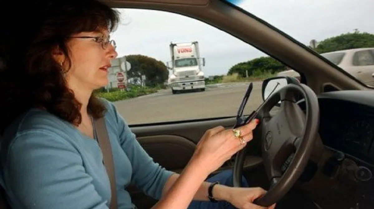 Update: It's not just Thais. American drivers text, surf too.