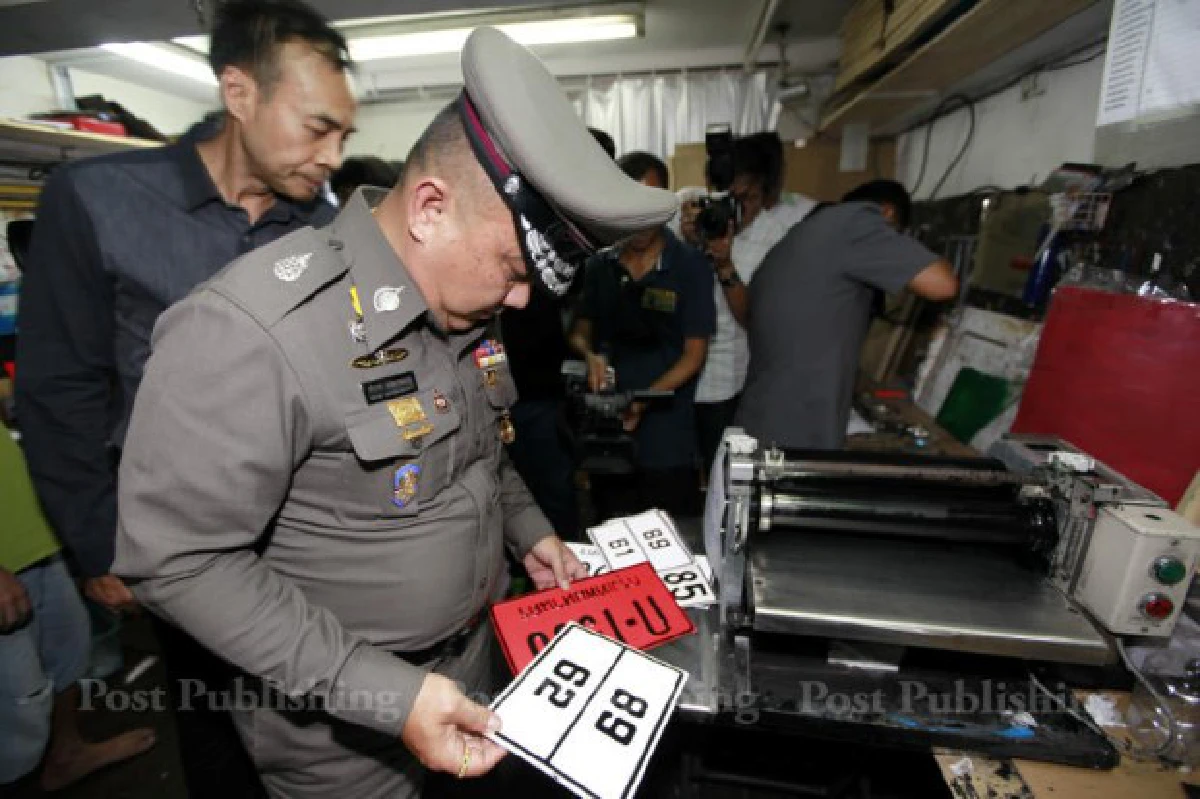 ตร.จับแหล่งผลิตป้ายทะเบียนรถปลอมย่านรองเมือง