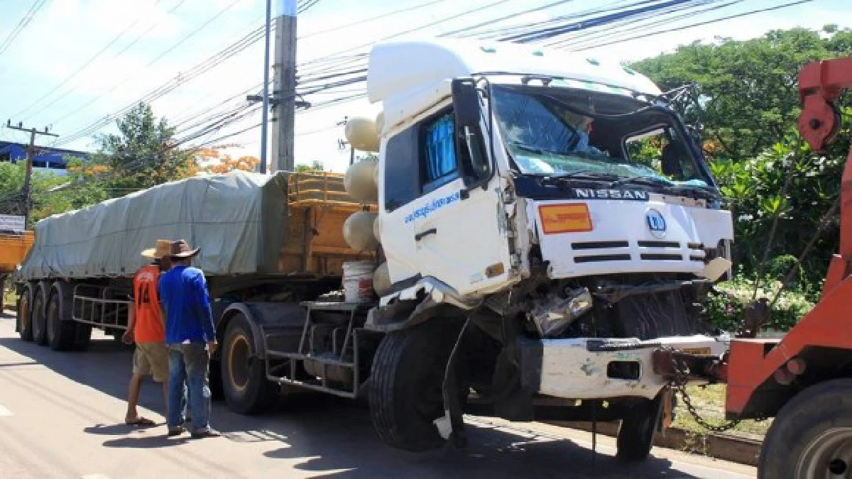 รถบรรทุกพ่วงเบรกแตกพุ่งชนรถเสียหาย16คัน