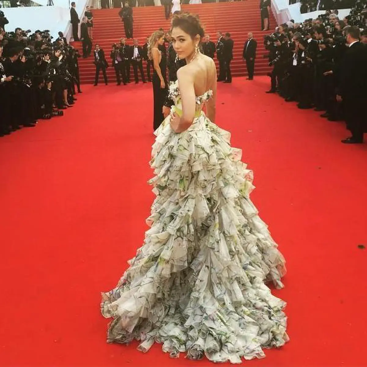 เจิดจรัส!"ชมพู่ อารยา"สวยส่งท้ายพรมแดงคานส์2015