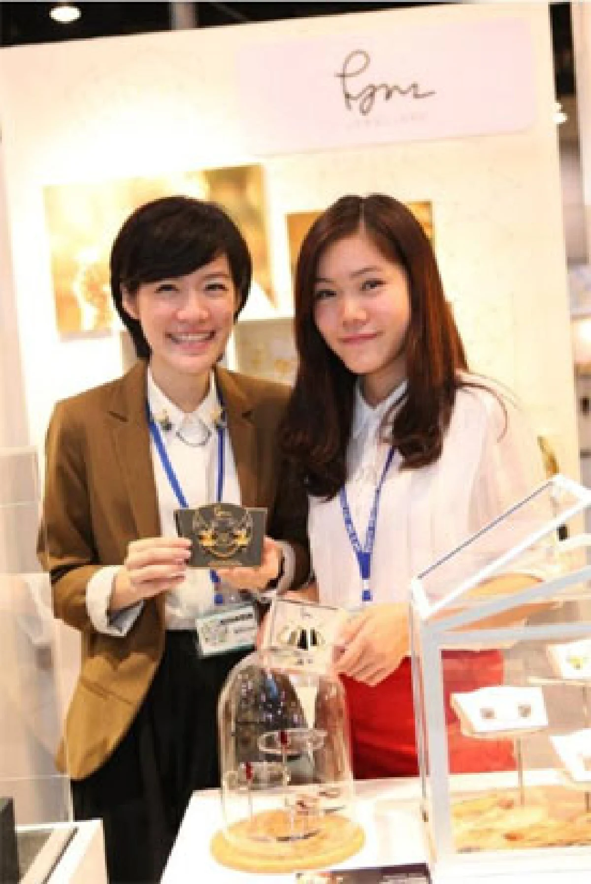 สองนักธุรกิจสาวรุ่นใหม่