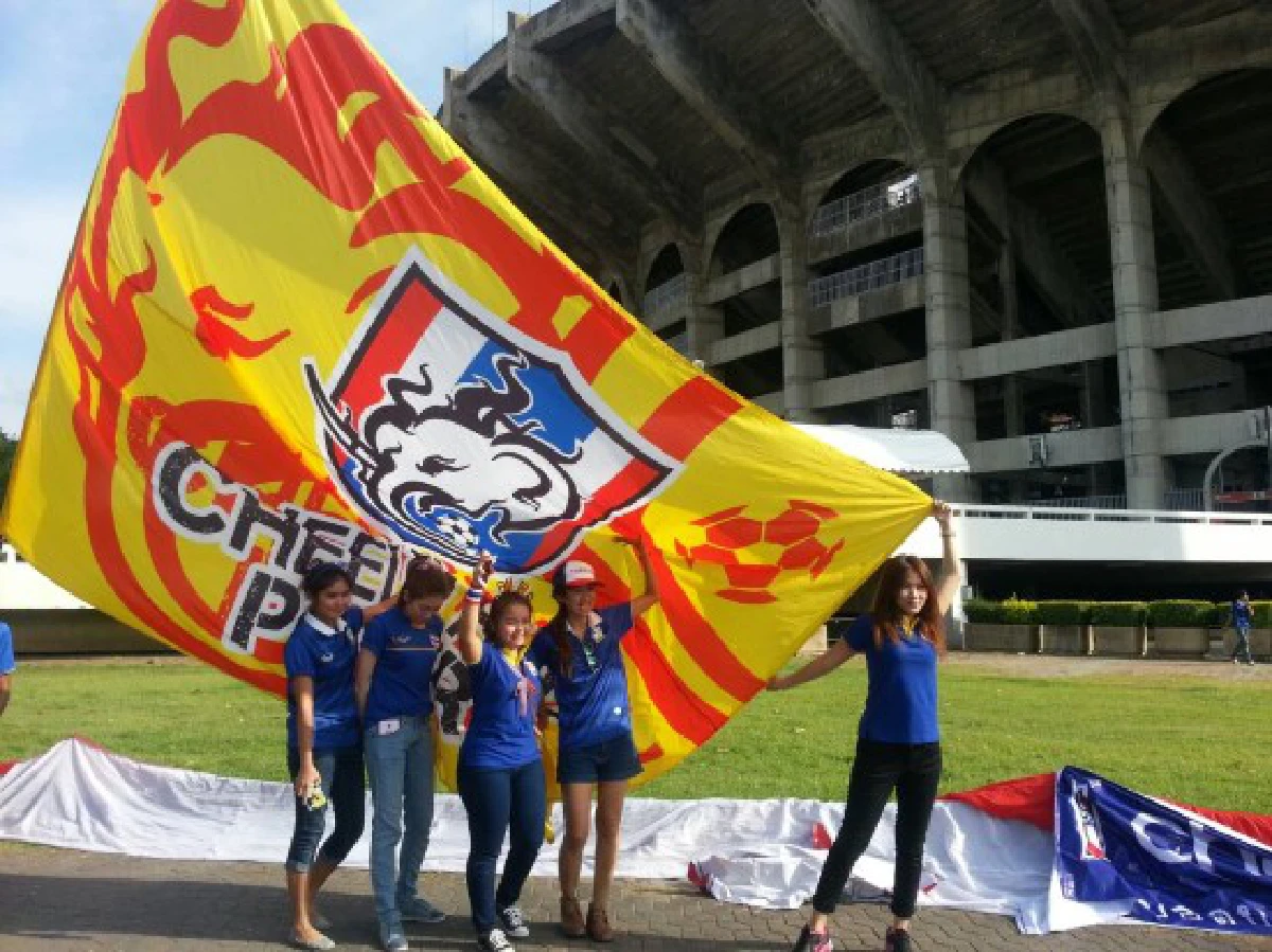 แฟนบอลคึก!รอเชียร์ไทยฟาดแข้งเวียดนามบอลโลกรอบคัดเลือก