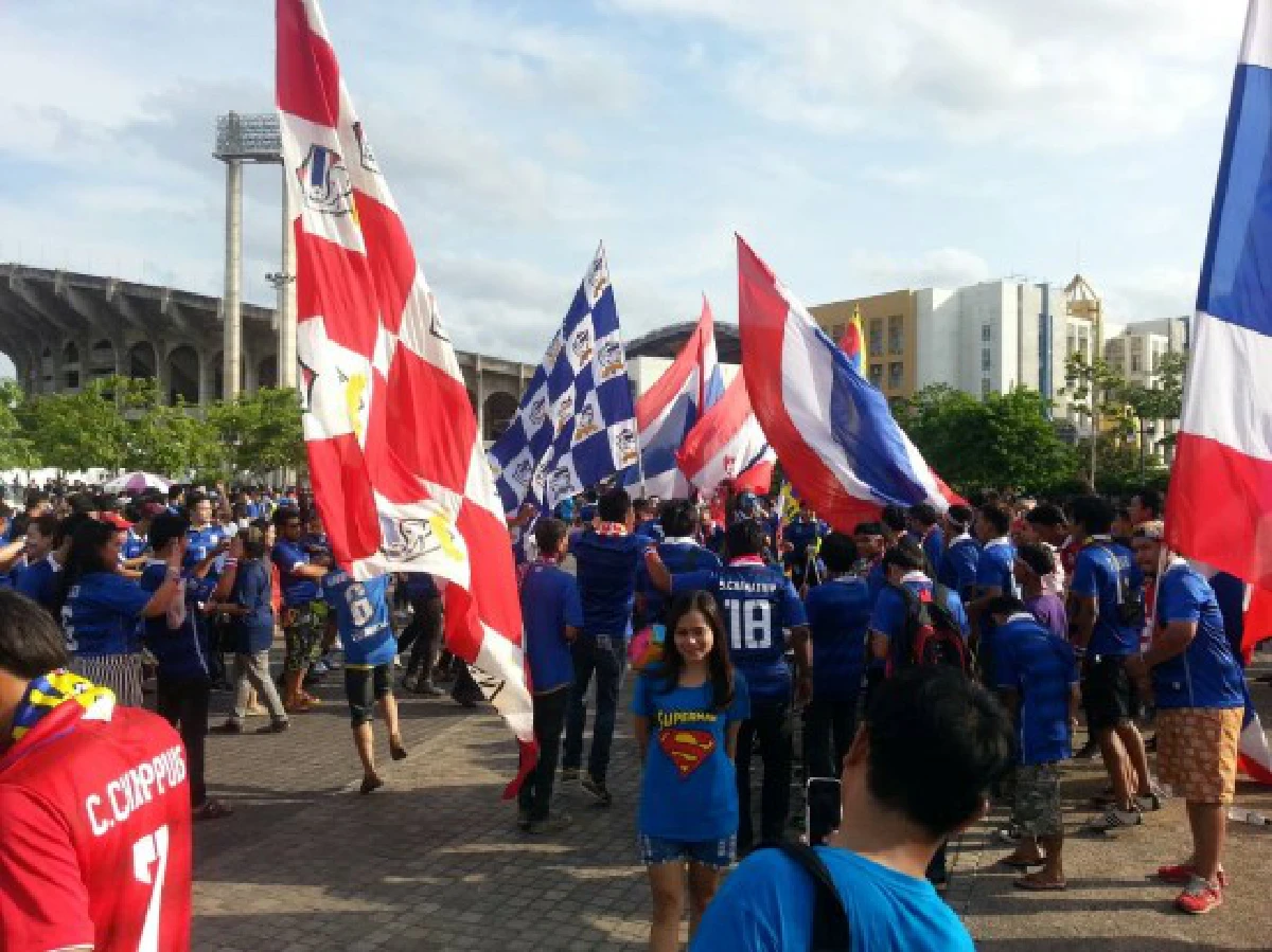 แฟนบอลคึก!รอเชียร์ไทยฟาดแข้งเวียดนามบอลโลกรอบคัดเลือก