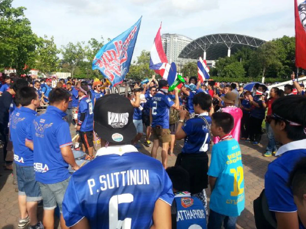 แฟนบอลคึก!รอเชียร์ไทยฟาดแข้งเวียดนามบอลโลกรอบคัดเลือก