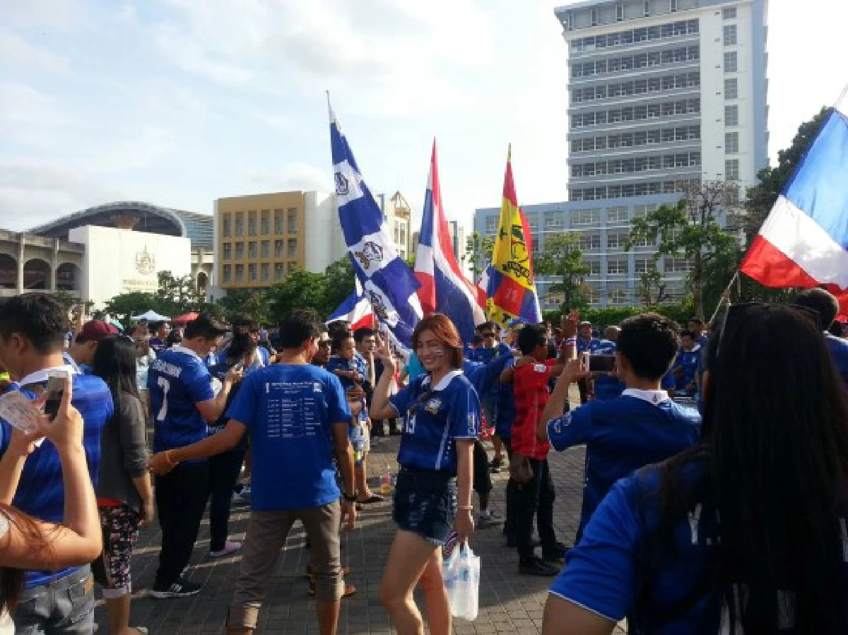 แฟนบอลคึก!รอเชียร์ไทยฟาดแข้งเวียดนามบอลโลกรอบคัดเลือก