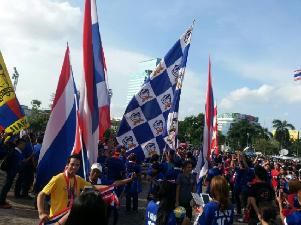 แฟนบอลคึก!รอเชียร์ไทยฟาดแข้งเวียดนามบอลโลกรอบคัดเลือก