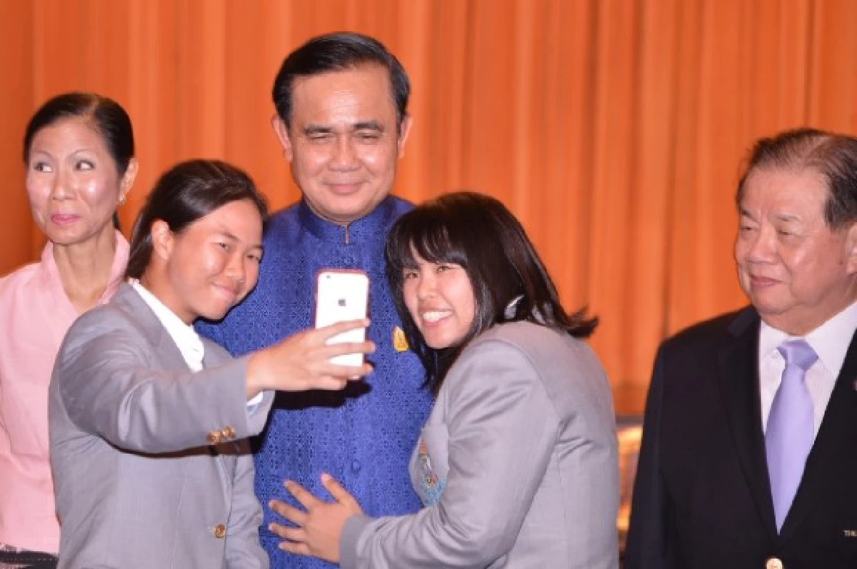 นายกฯให้กำลังใจนักกีฬาไทยสู้ศึกซีเกมส์ที่สิงคโปร์