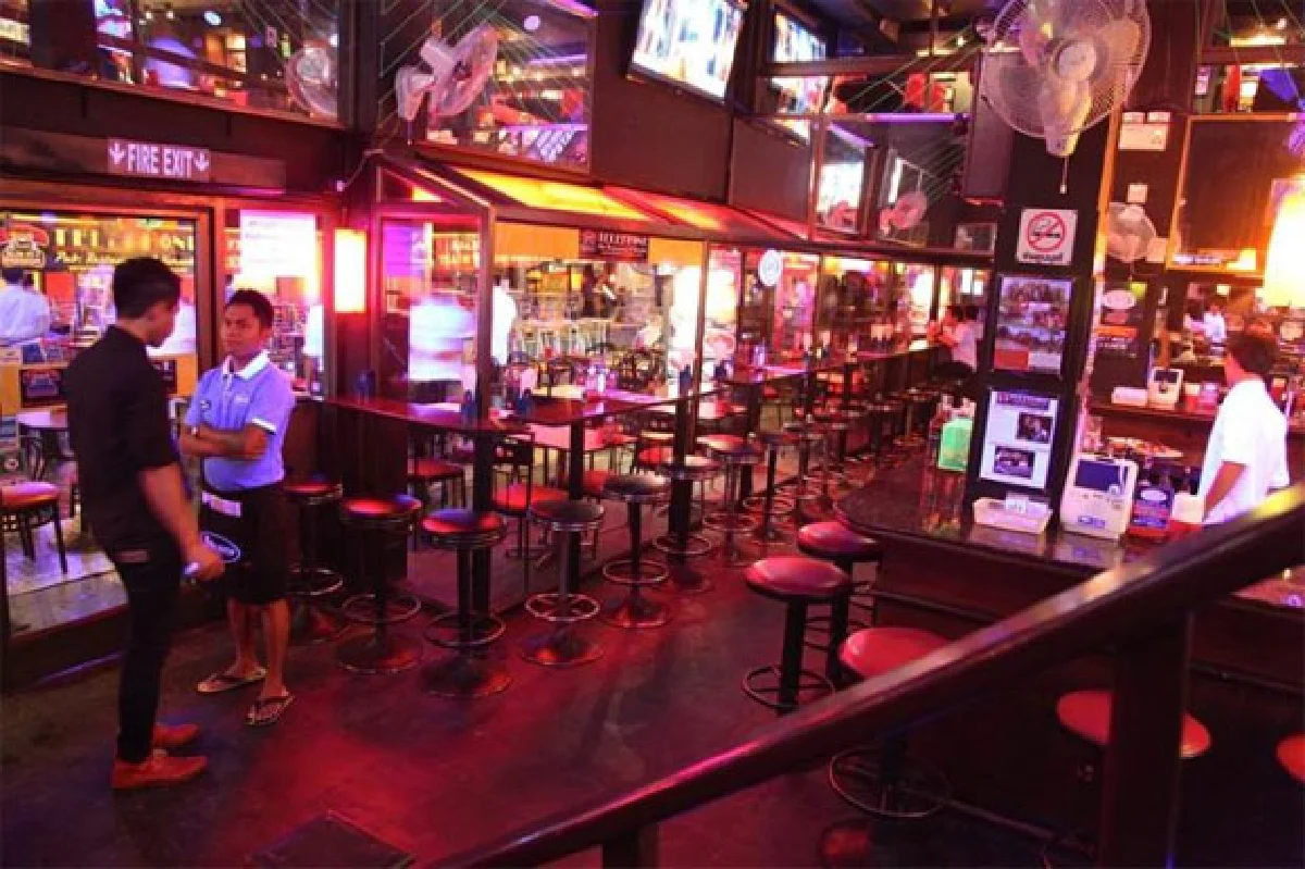 เทเลโฟน ผับ สีลม ซอย 4 ร้านยอดฮิตของชาวสีรุ้ง