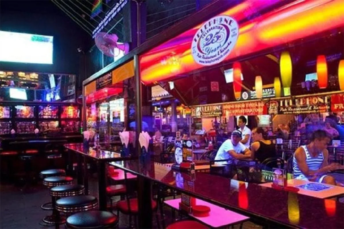 เทเลโฟน ผับ สีลม ซอย 4 ร้านยอดฮิตของชาวสีรุ้ง